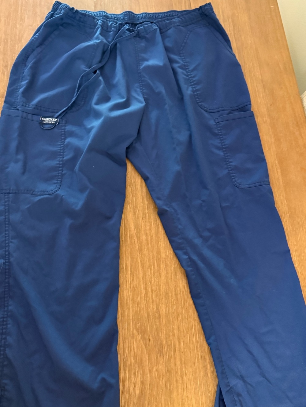 Cherokee workwear women’s wide leg scrub pants and v neck top. Navy Blue